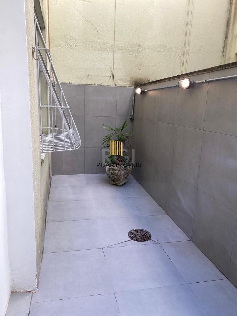 Apartamento térreo - 1 suíte, pátio e lavabo no bairro Petrópolis