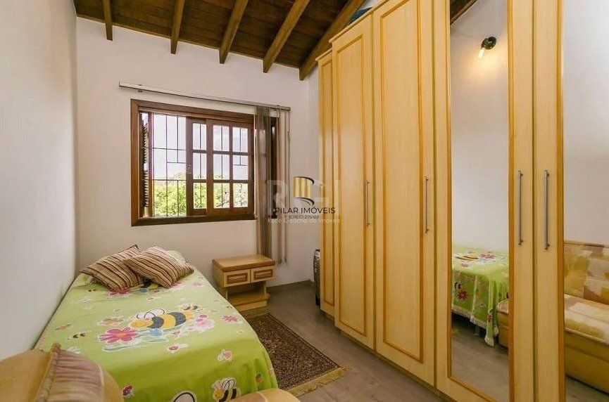 Casa de 147m² - 3 dormitórios, 1 suíte, churrasqueira, pátio com piscina e 3 vagas de garagem no Guarujá