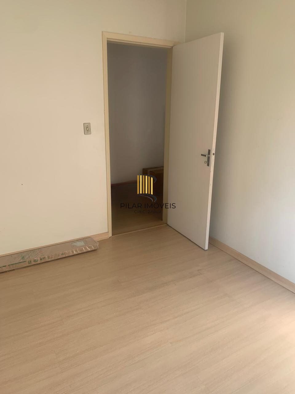 Apartamento de 2 dormitórios á venda no Bairro Passo Da Areia, Porto Alegre.