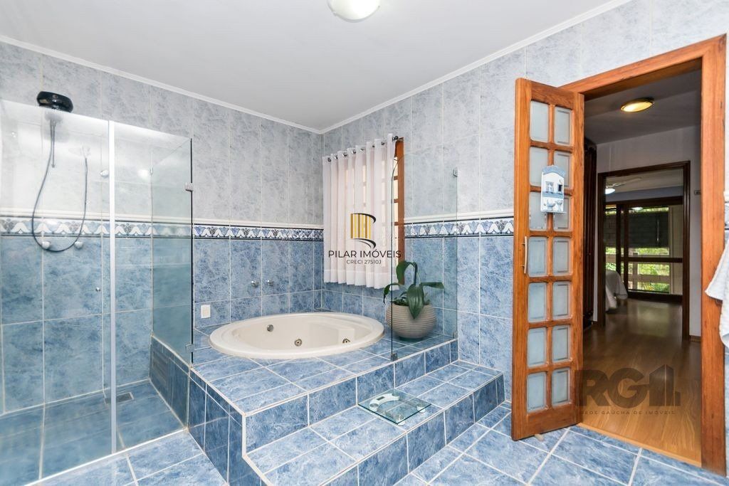 Casa 381m² - 5 dormitórios, 1 suíte, piscina e 6 vagas no bairro São Sebastião