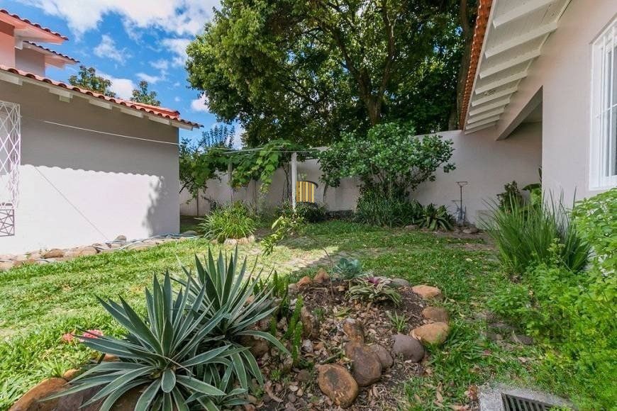 Casa de 380m² - 4 dormitórios, 2 suítes, 4 vagas no bairro Bom Jesus
