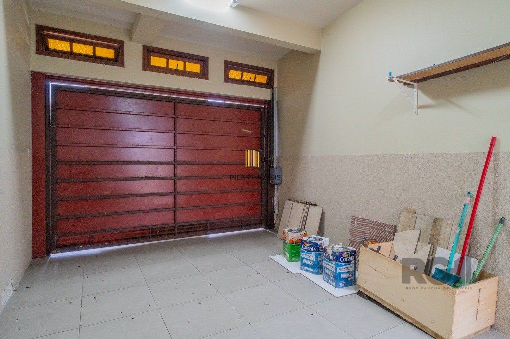 Casa de 214m² com 4 dormitórios, 1 suíte, piscina e 2 vagas no bairro Teresópolis