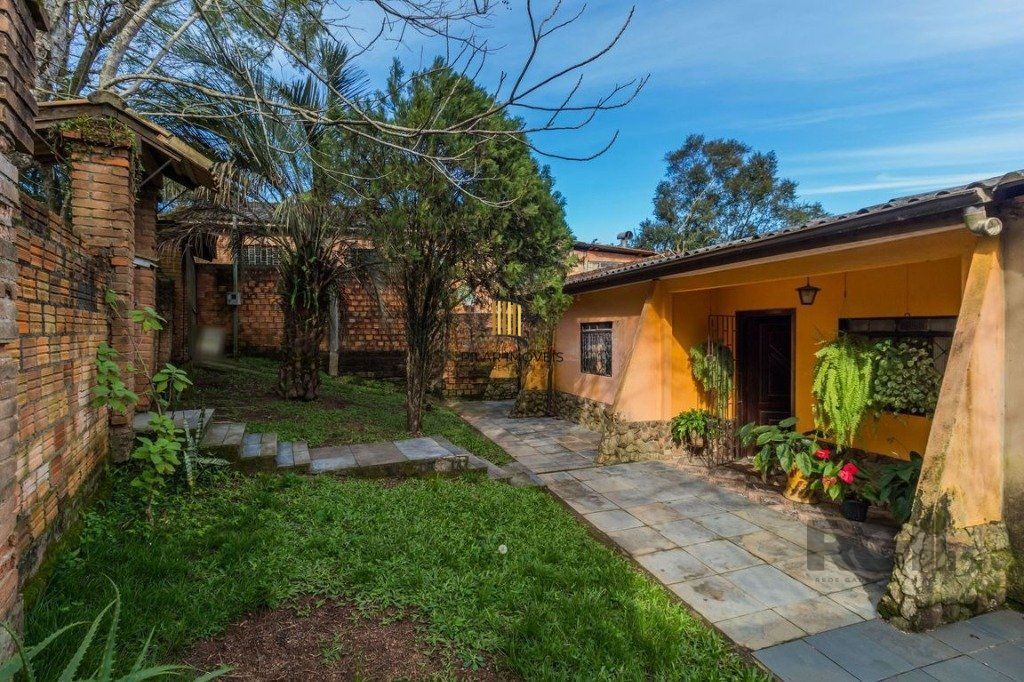 Casa de 3 dormitórios no bairro  Lomba do Pinheiro