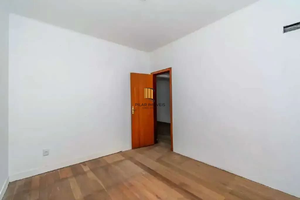 Casa com 2 quartos à venda na Medianeira, Porto Alegre.