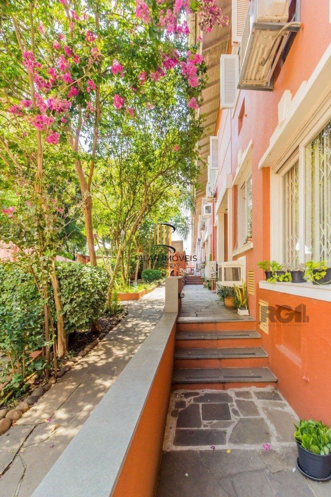 Casa em condomínio 110m² - 3 dormitórios sendo 1 suíte e 1 vaga de garagem no bairro Teresópolis