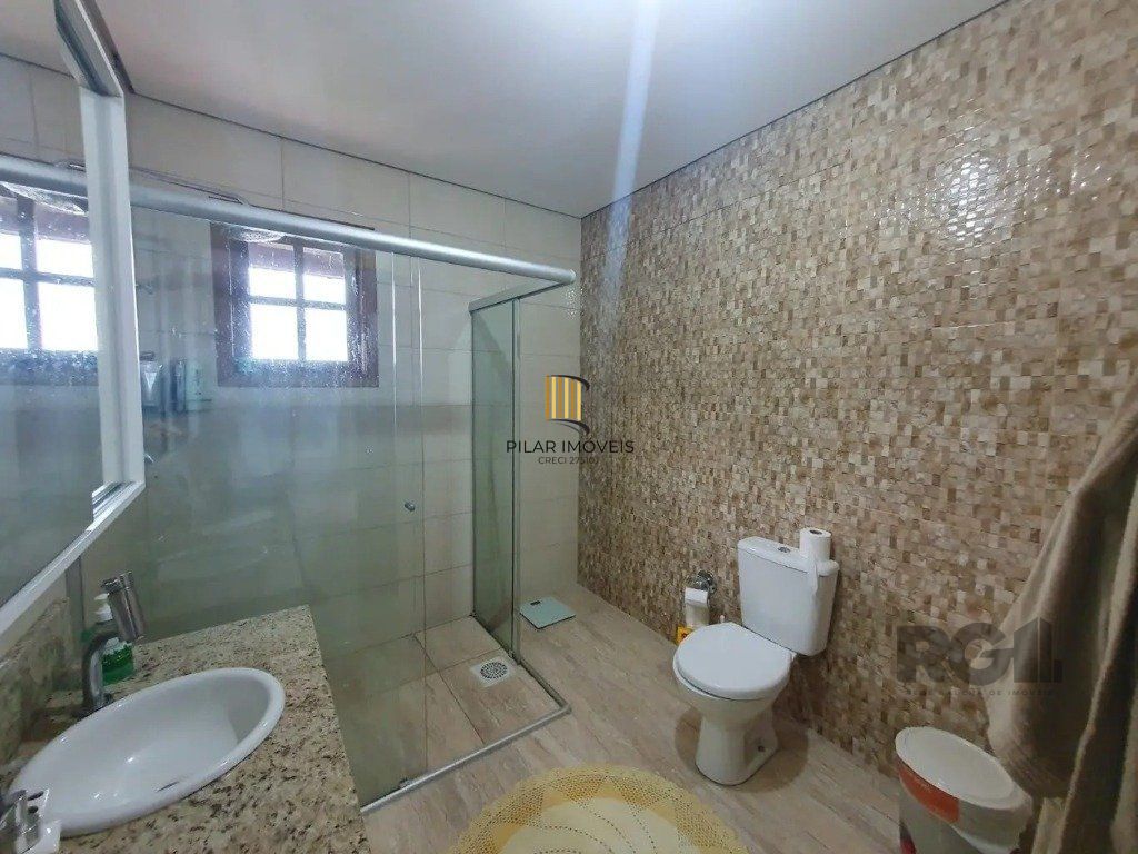 Casa com 3 dormitórios no bairro Lomba do Pinheiro