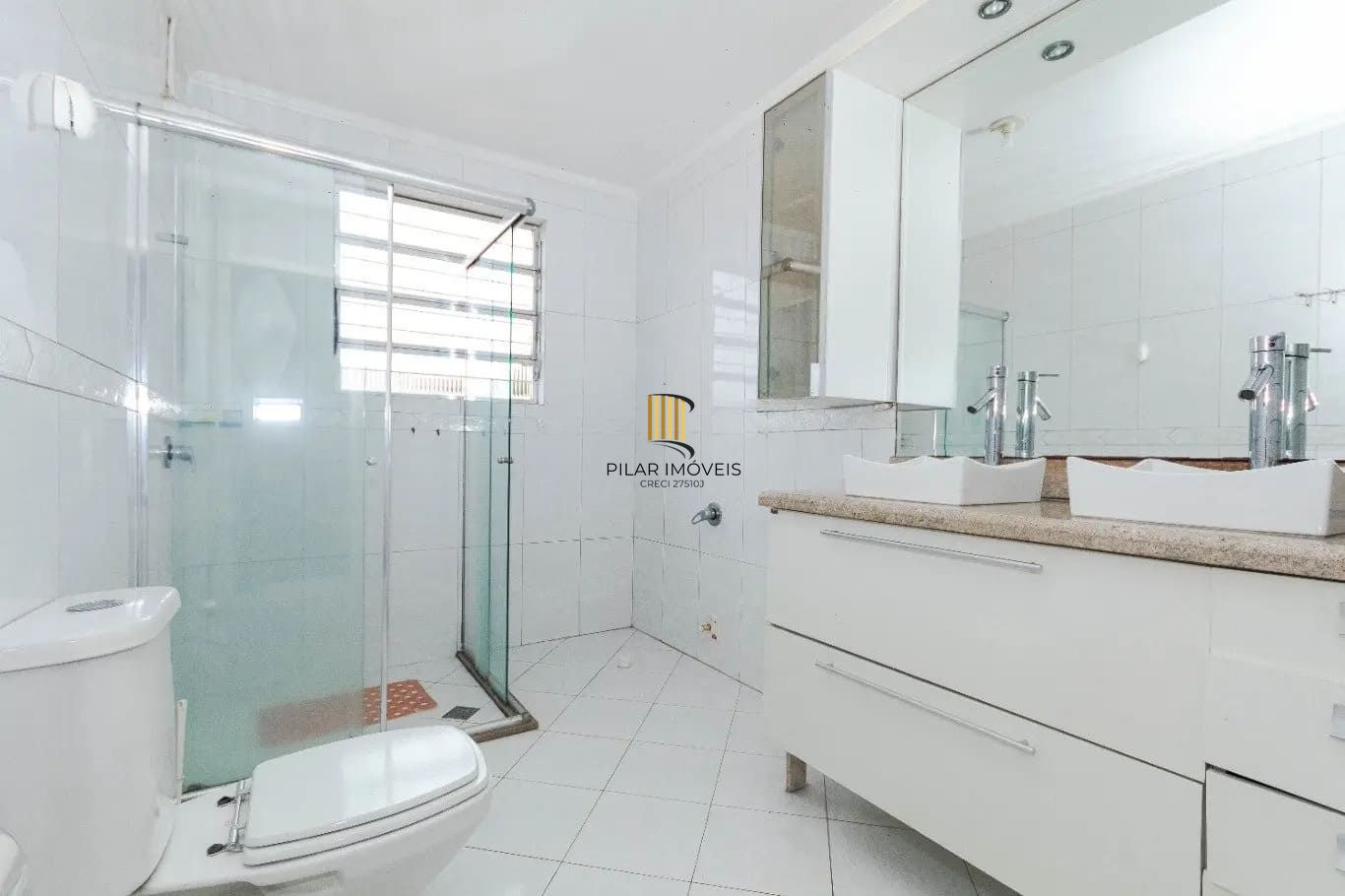 Casa com 3 dormitórios e 223m² à venda em Parque Santa Fé, Porto Alegre.
