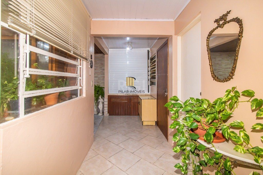 Casa de 289m² - 3 dormitórios, 1 suíte, 4 salas, churrasqueira, pátio e 4 vagas de garagem no bairro Partenon