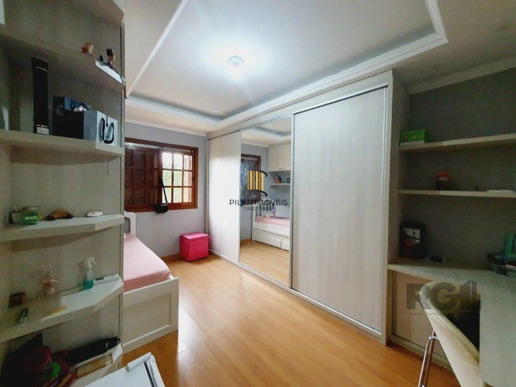 Casa com 3 dormitórios no bairro Lomba do Pinheiro