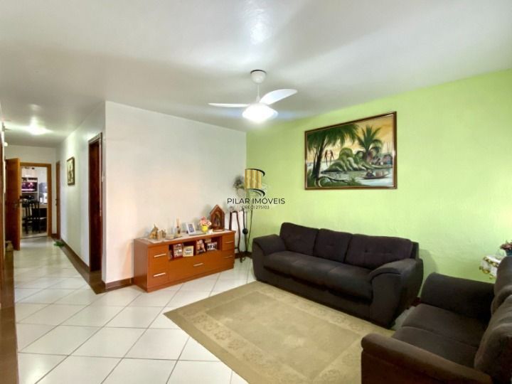 Casa com 03 dormitorios e 4 vagas de garagem proximo a Sport club Sáo jóse - Porto Alegre/RS.