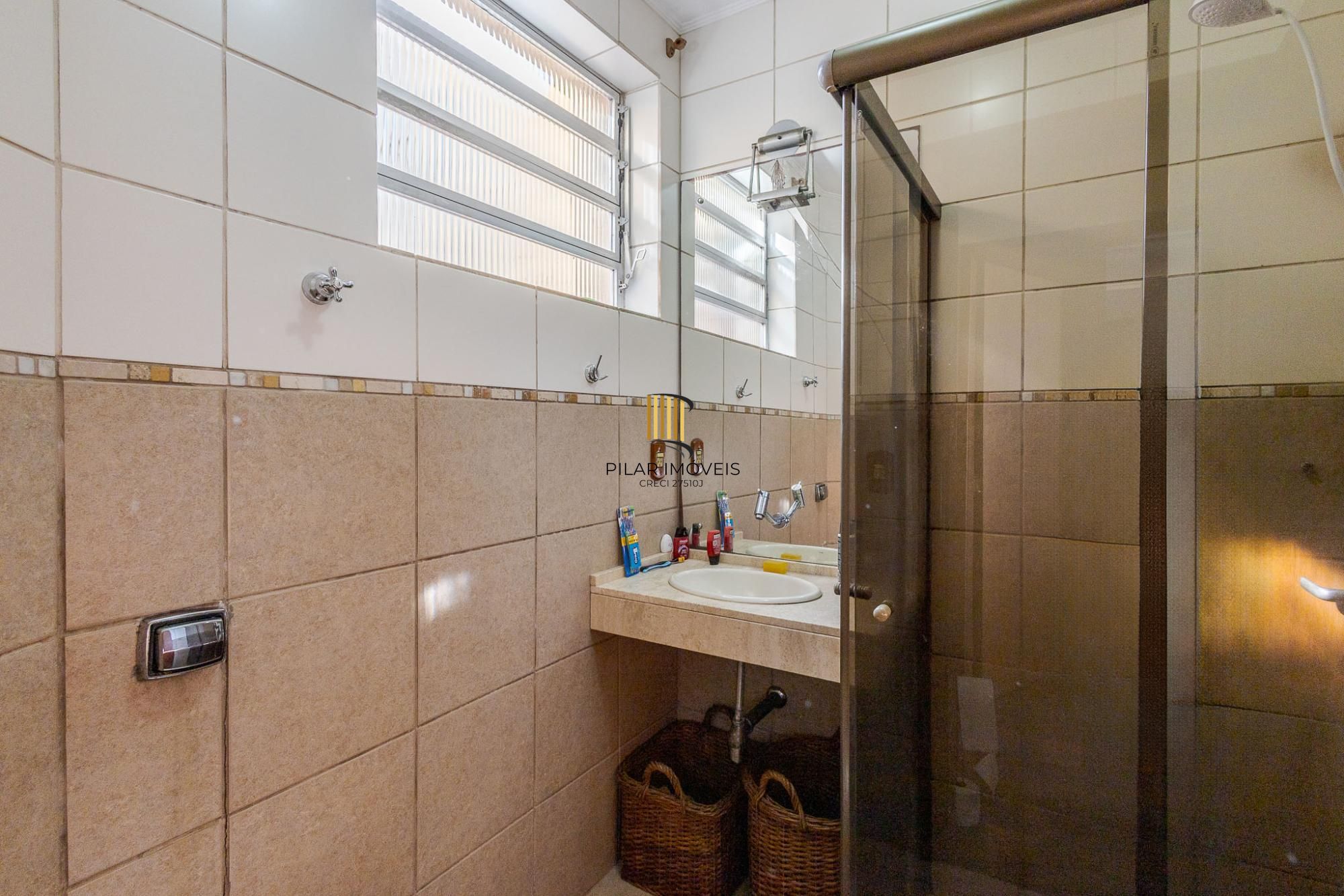 Apartamento de 02 dormitórios no bairro Petropolis em Porto alegre/RS.