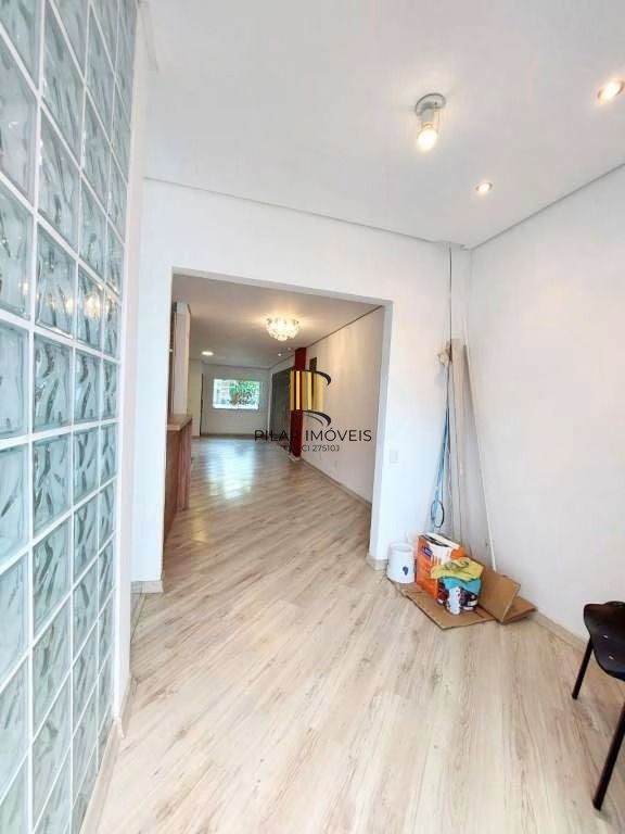 Casa à venda na Hípica, 3 dormitórios, suíte com closet, sótão com churrasqueira e terraço, condomínio fechado com lazer