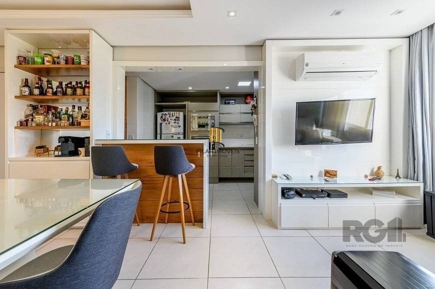 Apartamento 68 m² mobiliado, 2 dormitórios, sendo 1 suíte e 1 vaga.