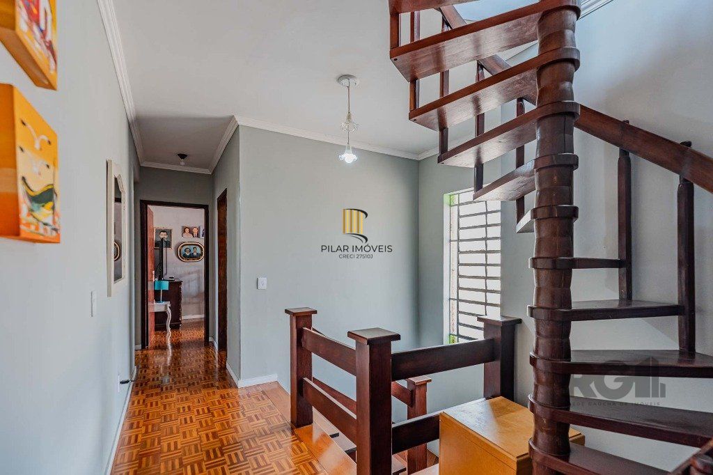 Casa com 234m², 3 dormitórios, 3 vagas no bairro Partenon