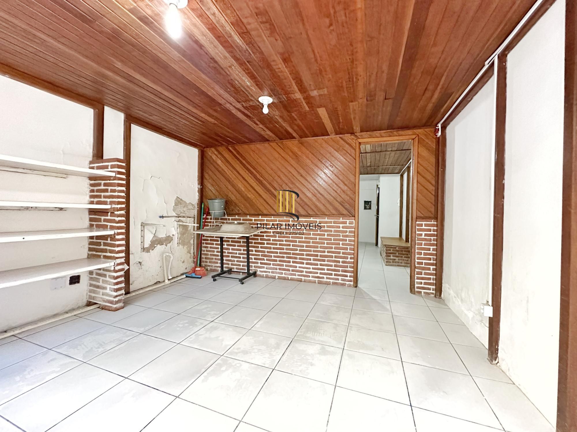 Sala comercial com mezanino e pátio na Cidade Baixa