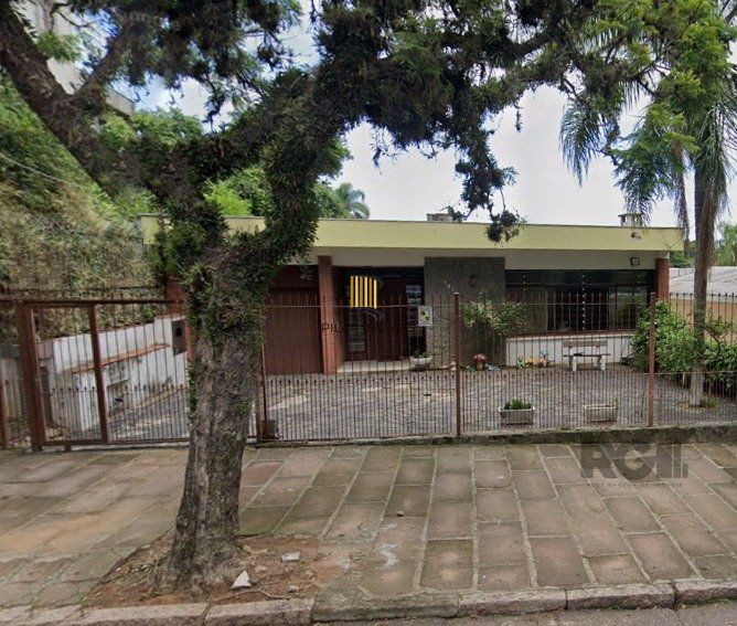 Casa com 243m2 de área privativa, com amplo pátio de 11 x 44, próxima a Av. Teresópolis
