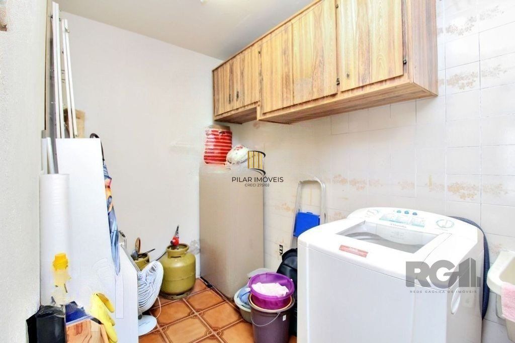 Casa 4 dormitórios, 2 vagas, em rua tranquila próxima a rua Oscar Pereira