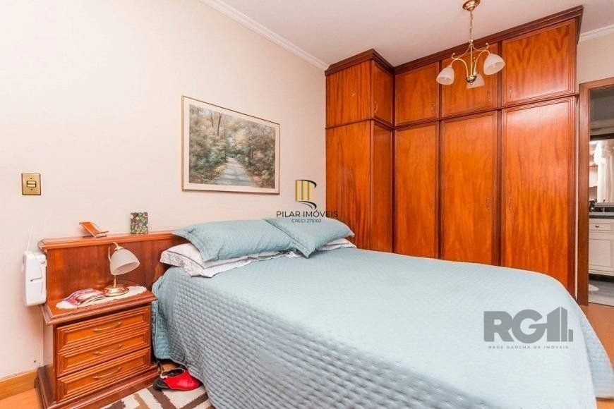 Casa de 380m² - 4 dormitórios, 2 suítes, 4 vagas no bairro Bom Jesus