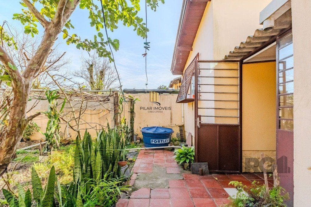 Casa de 2 dormitórios, no bairro  Hípica