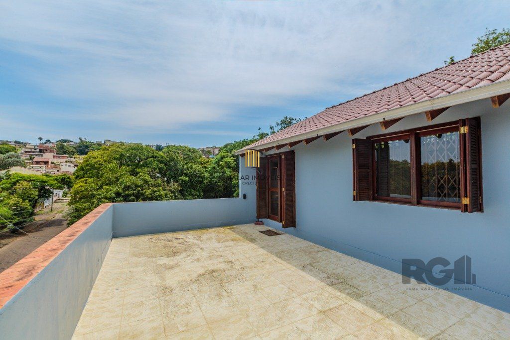 Casa 253m², 3 suítes, pátio, churrasqueira e vaga de garagem para 4 carros no bairro Nonoai