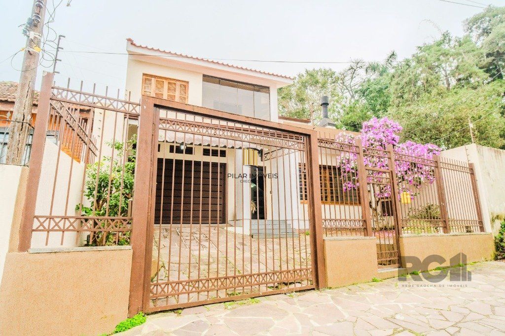 Casa de 214m² com 4 dormitórios, 1 suíte, piscina e 2 vagas no bairro Teresópolis