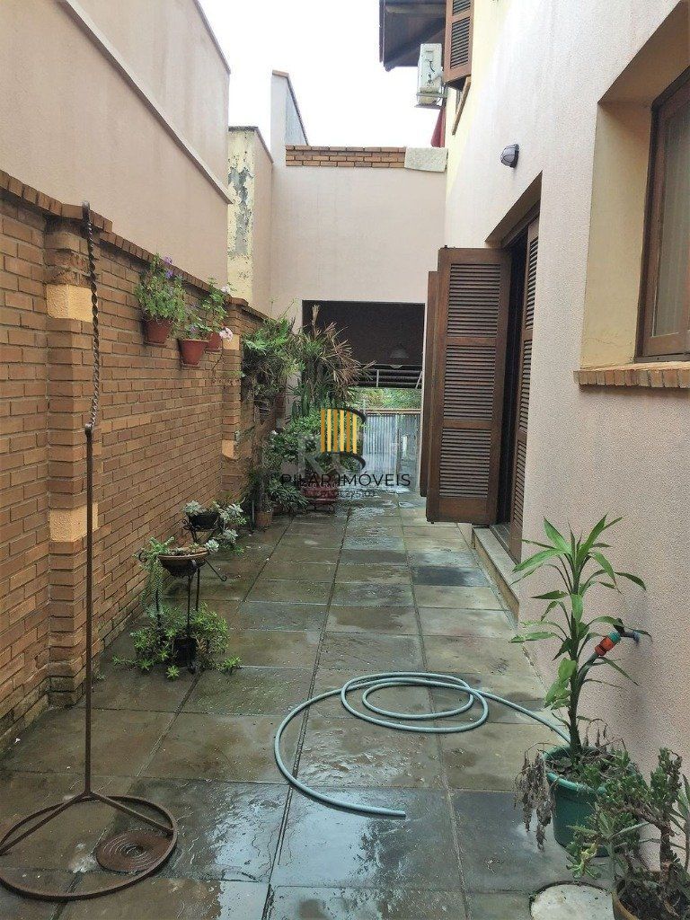 Casa de 270m² - 3 dormitórios, 1 suíte, churrasqueira, pátio e 3 vagas de garagem