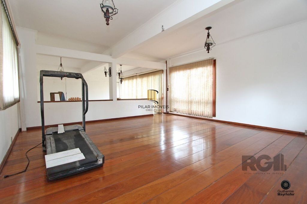 Casa com 5 suítes, 7 banheiros, 4 vagas no bairro Partenon