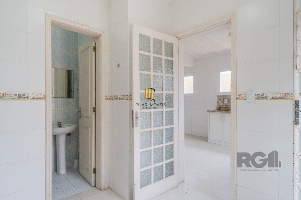 Casa de 214m² com 4 dormitórios, 1 suíte, piscina e 2 vagas no bairro Teresópolis