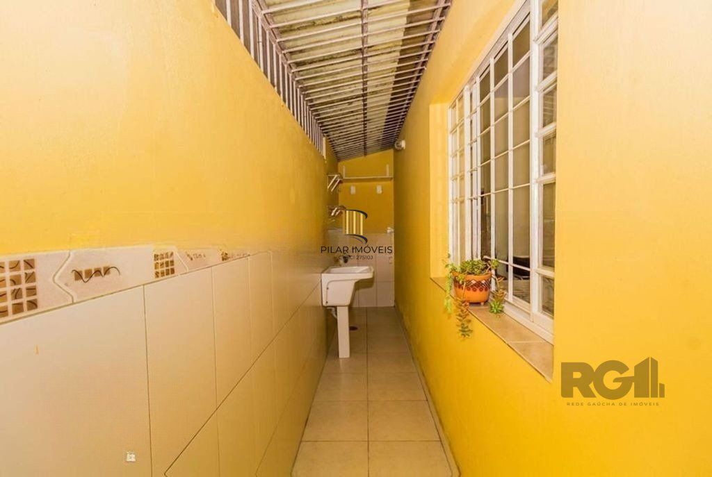 São duas casas no mesmo pátio, com 308,22m² de área construída. Próxima a Av. Teresópolis.