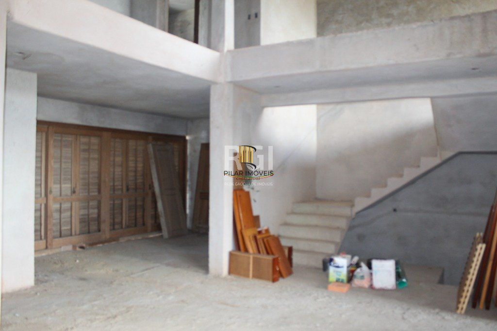 Casa para Venda - 300m², 5 dormitórios, sendo 3 suites, 5 vagas - Teresópolis