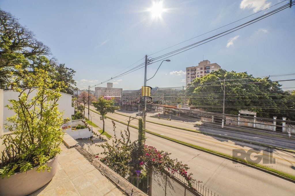 Casa de 4 dormitórios no bairro Glória