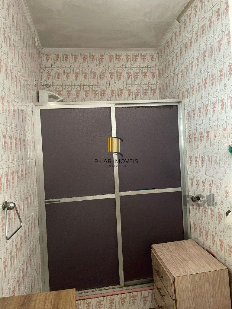 Casa com 243m2 de área privativa, com amplo pátio de 11 x 44, próxima a Av. Teresópolis
