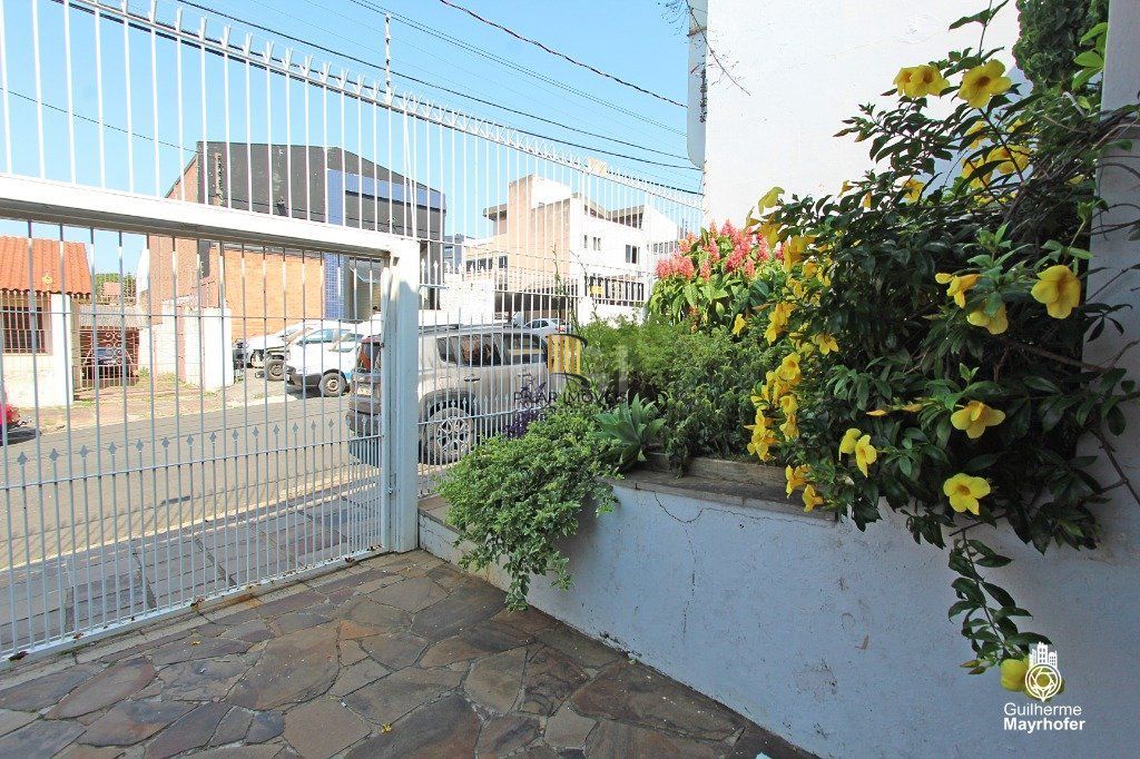 Casa para Venda - 326m², 3 dormitórios, sendo 3 suites, 4 vagas - Glória