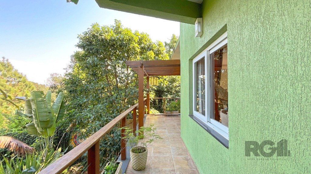 Excelente casa 03 dormitórios sendo 01 suíte com jacuzzi, 03 banheiros,  03 vagas, próxima a Av. Vicente Montéggia