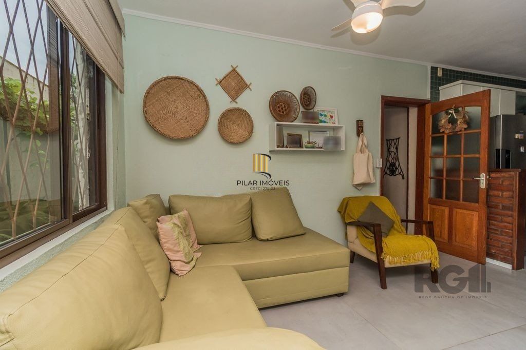 Impecável casa no bairro Medianeira. Living de 3 ambientes com lareira. Com 4 dormitórios sendo 1 suíte também com lareira. Ampla cozinha mobiliada e reformada. Dormitórios com armários fixos .