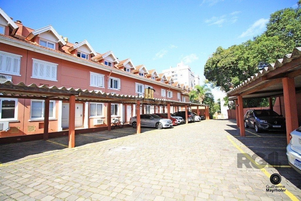 Casa em condomínio 110m² - 3 dormitórios sendo 1 suíte e 1 vaga de garagem no bairro Teresópolis
