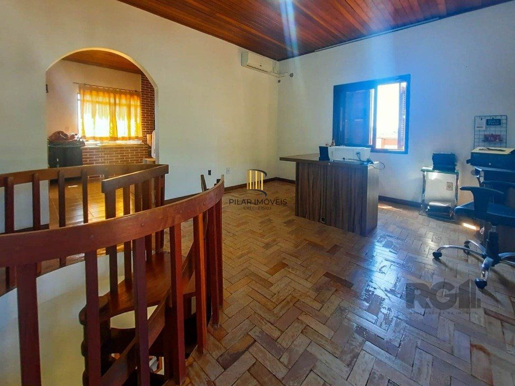 Excelente casa de 240m² com 4 dormitórios e 2 vagas.