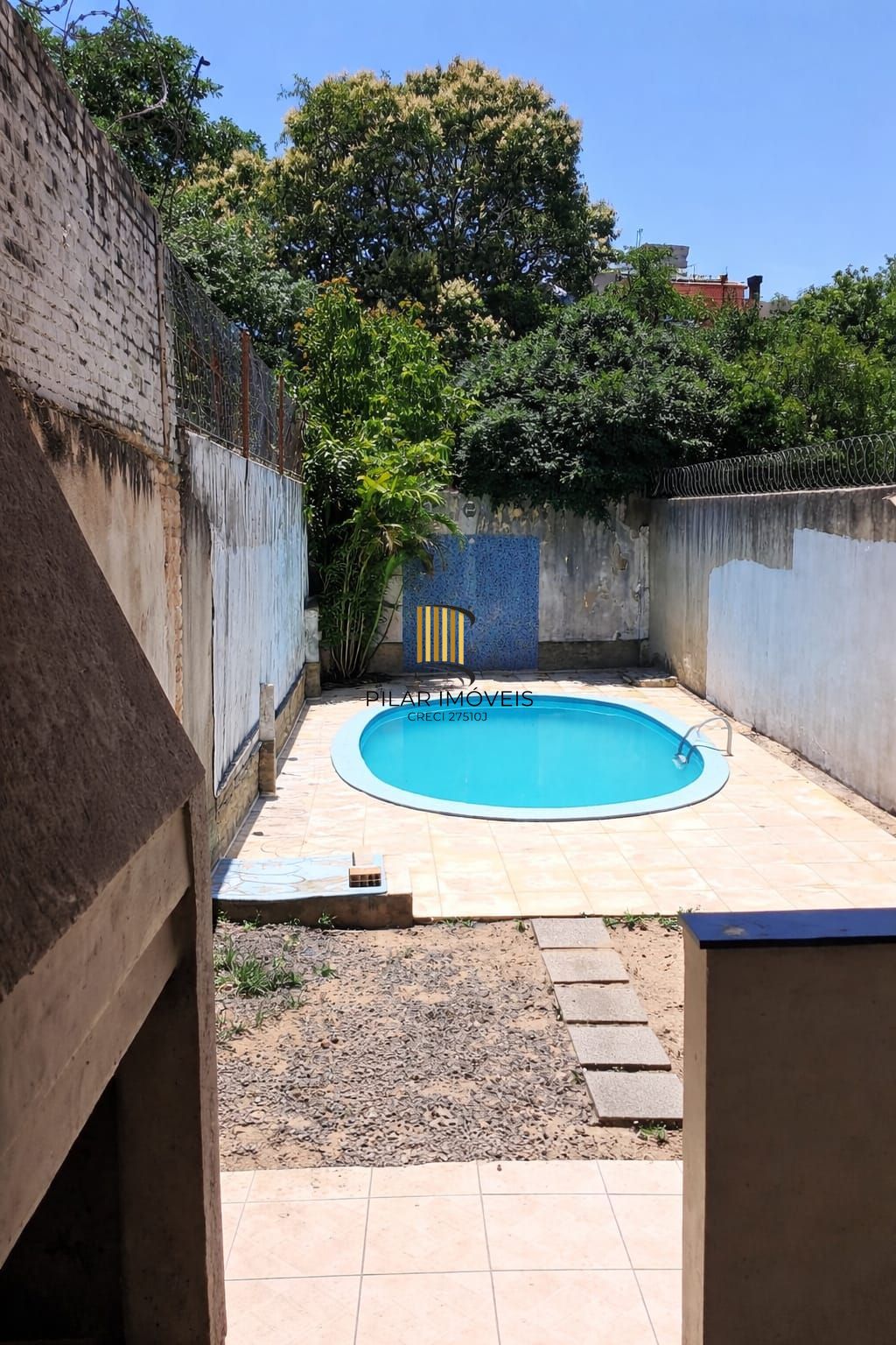 Casa de 3 dormitórios com piscina no bairro Teresópolis.