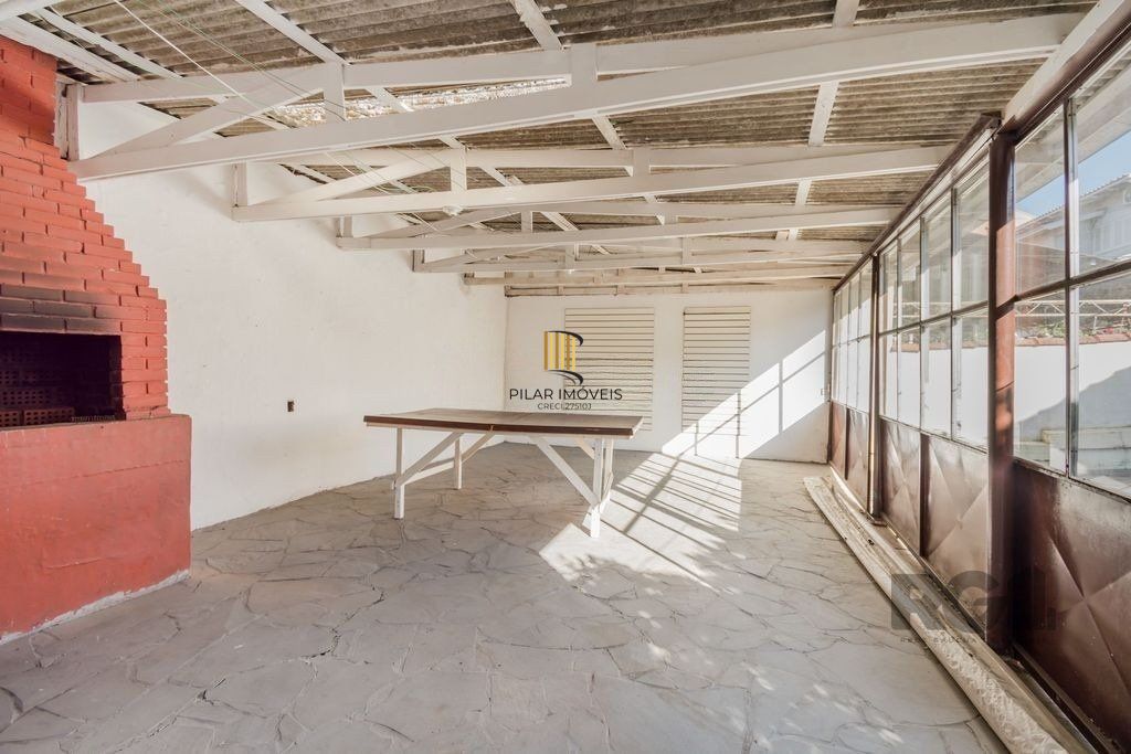 Casa de 159m² - 2 dormitórios, 3 vagas no bairro Rubem Berta