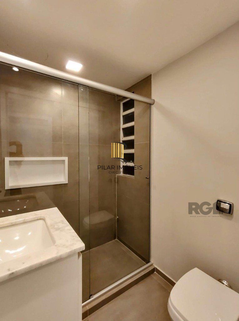 Apartamento semi mobiliado, 67m², 2 dormitórios, 1 vaga no bairro Petrópolis