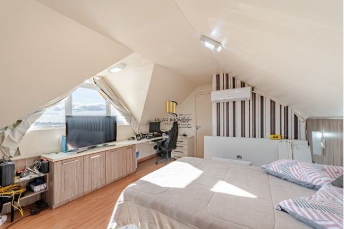 Casa em Condomínio à venda com 4 dormitórios, 248m² e 4 vagas no bairro Teresópolis, em Porto Alegre .
