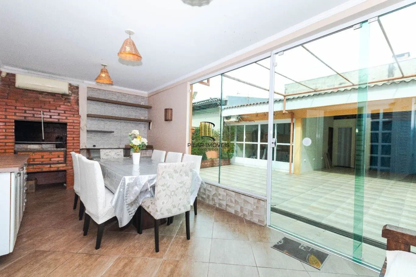 Casa com 3 dormitórios e 223m² à venda em Parque Santa Fé, Porto Alegre.