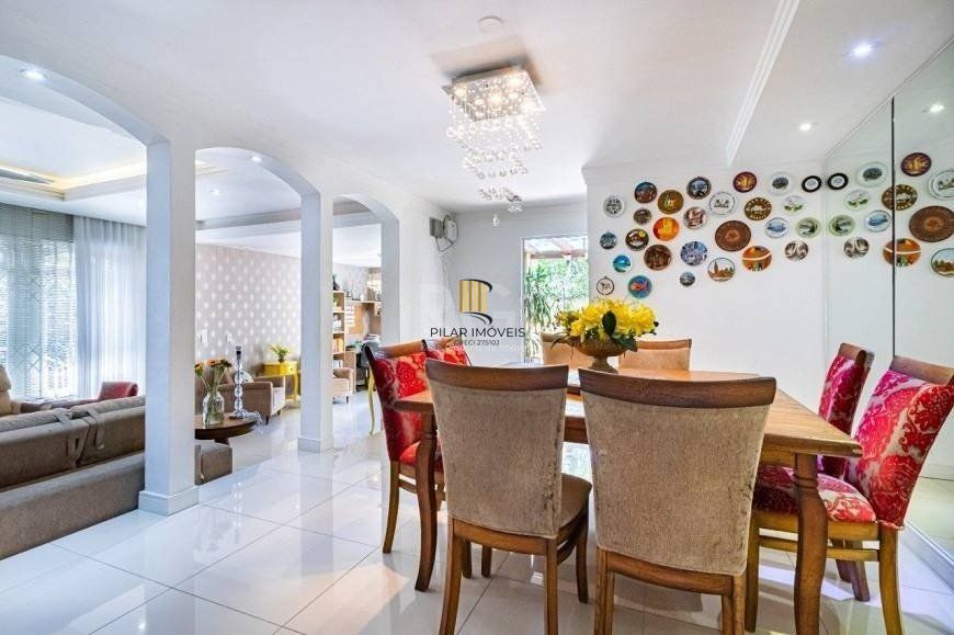 Excelente casa de 264m² com 4 dormitórios no bairro Menino Deus