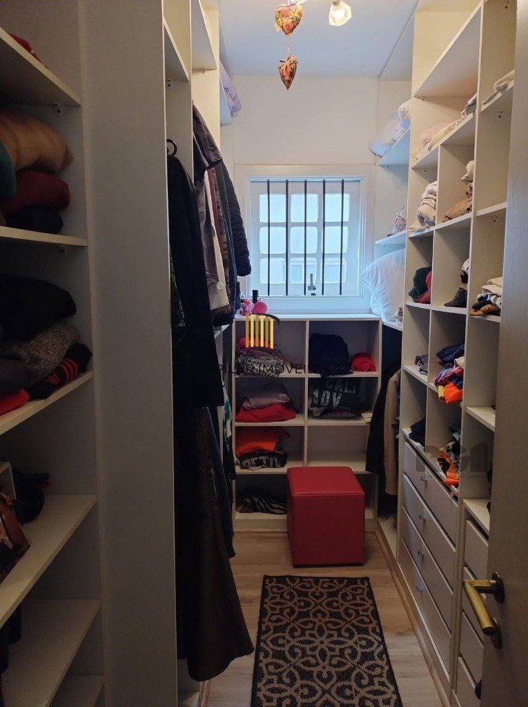Casa de 307m² - 3 dormitórios, piscina, 4 vagas no bairro Espírito Santo