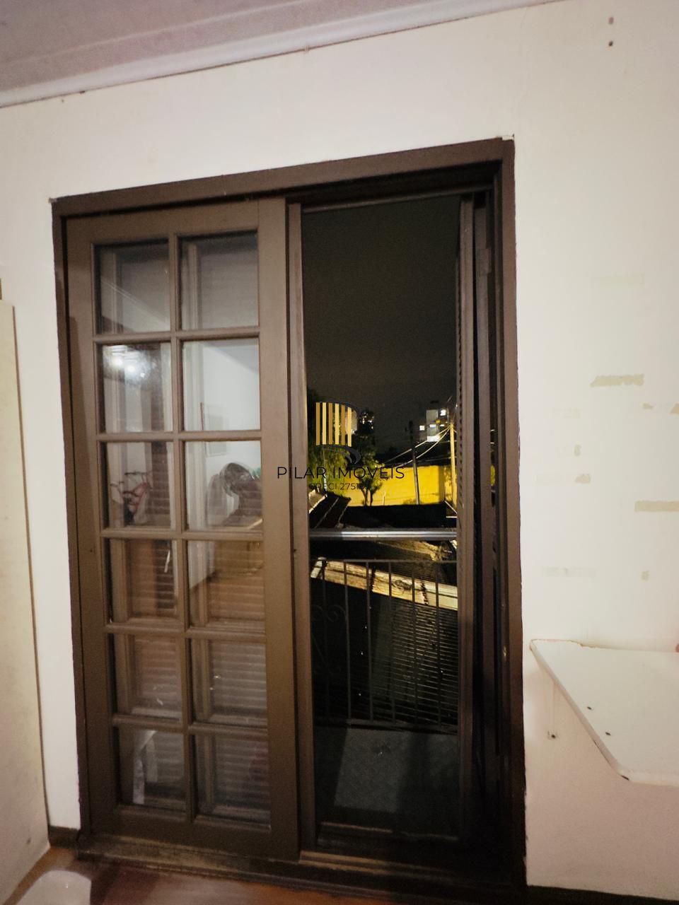 EXCELENTE OPORTUNIDADE DE NEGÓCIO, para Locar ou Morar com a Família. Terreno de 11,00 x 17,60 Com 01 sobrado de 3 dormitório... E outra em madeira 2 dormitórios.