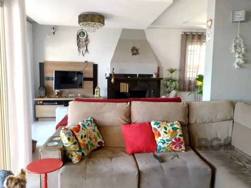 Casa de 307m² - 3 dormitórios, piscina, 4 vagas no bairro Espírito Santo