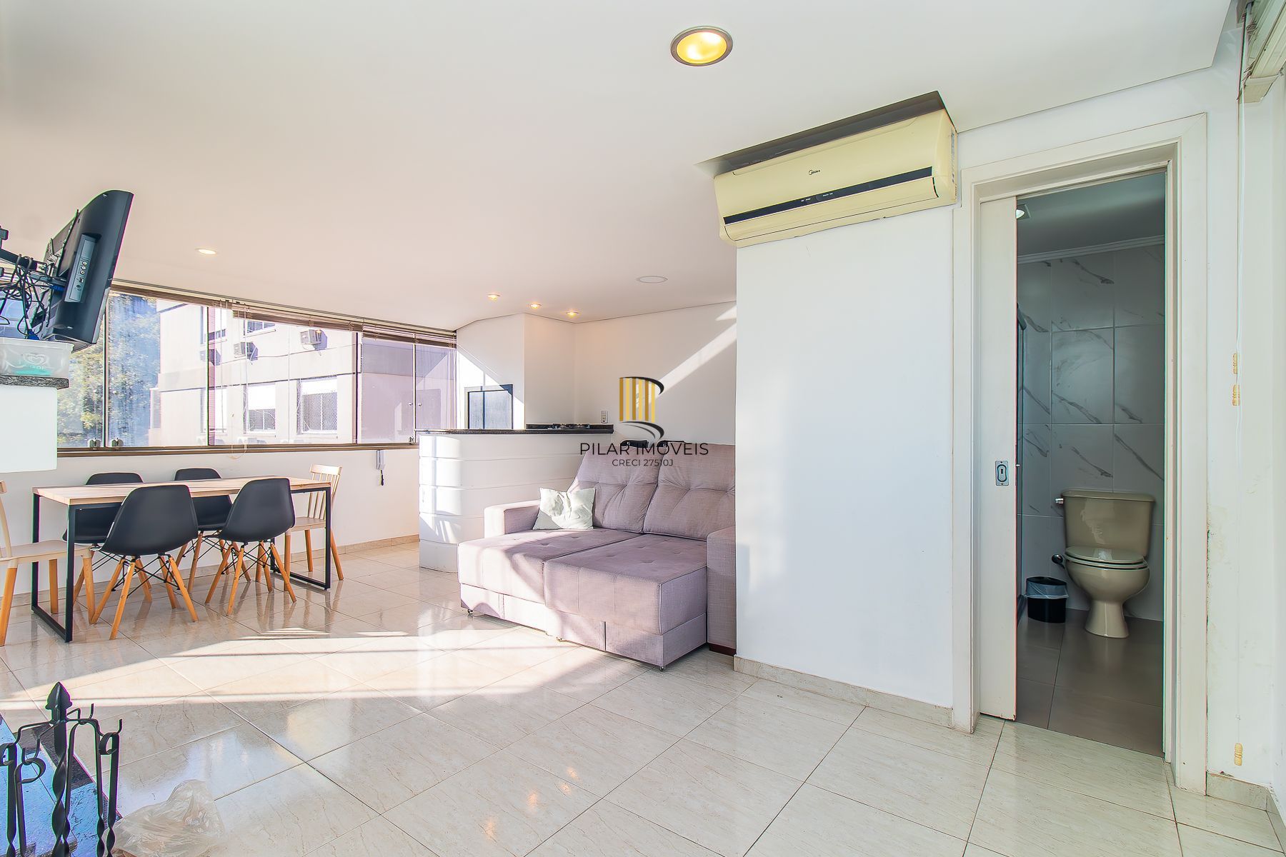 Amplo apartamento duplex com 2 dormitórios e 1 vaga de garagem.