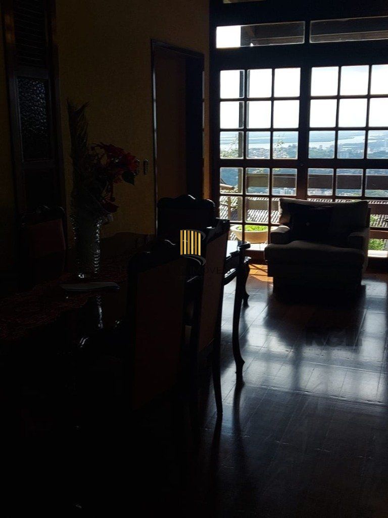 Casa com 400m² privativos e 1000m² de terreno, com vista. Um paraíso no Morro Apamecor!