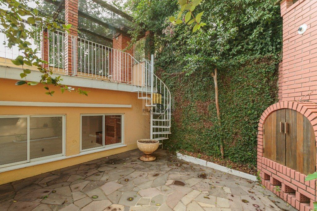 Casa 3 dormitórios com uma 1 suite, 2 banheiros, terraço, bem iluminada. Próxima ao Shopping Boubon Teresópilis