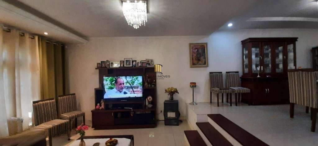 VENDE – AMPLA CASA RESIDENCIAL COM PISCINA E 5 VAGAS